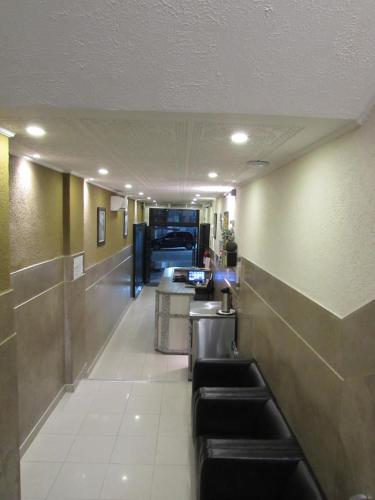 a waiting room with black leather seats in a hospital at Hotel Salomão - Próximo a 25 de Março, Bom Retiro, Brás e Rua Santa Efigênia, a 2 minutos do Mirante Sampa Sky e pista de Skate Anhangabaú in Sao Paulo