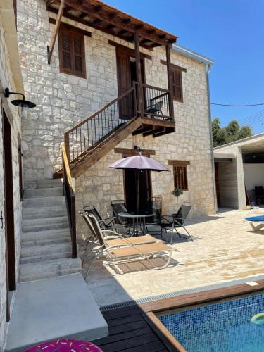 La alberca dentro o cerca de Stonehouse with private swimming pool