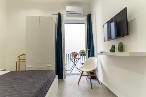 um quarto com uma cama e uma televisão na parede em Nena Sweet Home em Palermo