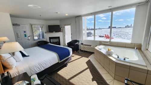 a bedroom with a bed and a bath tub at South Pier Inn in Duluth