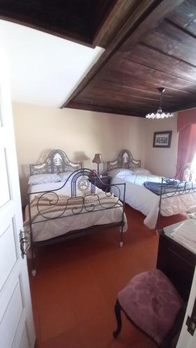 Un pat sau paturi într-o cameră la Casa do Lobo
