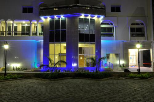 un edificio con luces azules por la noche en Benin Royal Hotel, en Cotonou