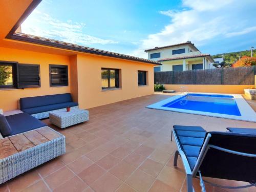 un patio con piscina in una casa di Casa con piscina en L'Estartit a Girona
