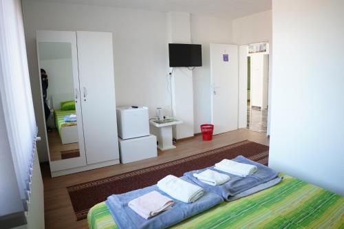- une chambre avec un lit et 2 oreillers dans l'établissement Rooms Busujok, à Kladovo