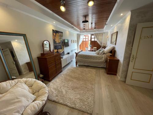 ラグアルディアにあるFour Bedroom Chalet with Private Pool in the Heart of Rioja Alavesaのベッドルーム1室(ベッド2台、鏡付)