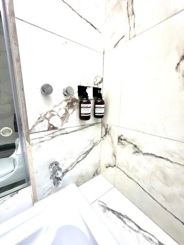a bathroom with a shower with white marble at Departamento tipo LOFT cerca de hospital Angeles in Mexico City