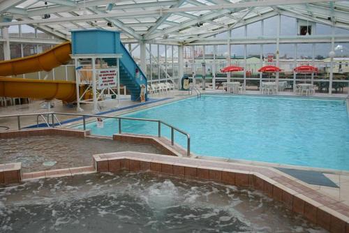 une grande piscine intérieure avec un toboggan dans l'établissement ST BREAKS BY THE BEACH, à Ingoldmells