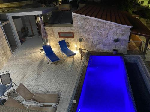 La alberca dentro o cerca de Stonehouse with private swimming pool