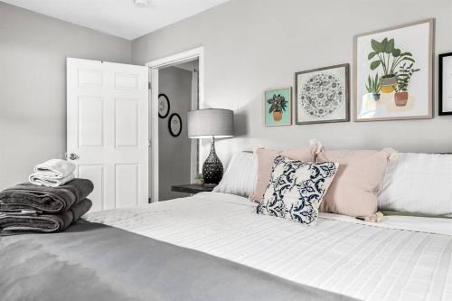 Un dormitorio con una cama blanca con almohadas. en Spacious 3 Bedroom - Sleeps 8 - Central Location, en Warren