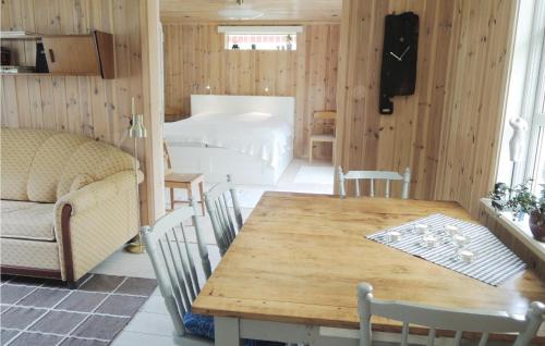 Habitación con mesa, cama y dormitorio. en Holiday Home Vrigstad with Lake View 02 en Vrigstad