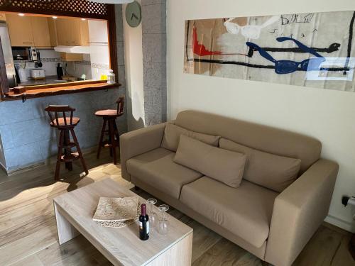 uma sala de estar com um sofá e uma mesa em Albaida Estepona em Estepona