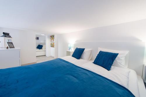 ブダペストにあるhappy home BLUE - apartment with free Pinball Machineの- ベッドルームの白と青のベッド(青の枕付)