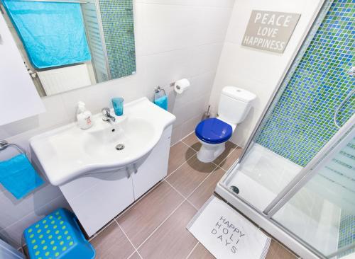 uma casa de banho com um lavatório, um chuveiro e um WC. em happy home BLUE - apartment with free Pinball Machine em Budapeste