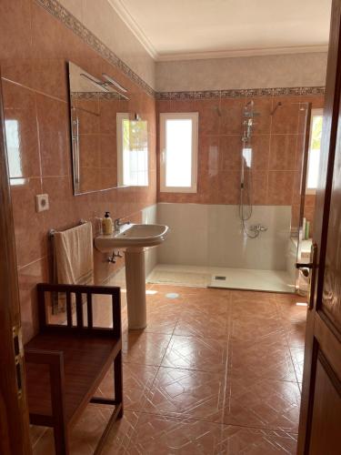 uma casa de banho com uma banheira, um lavatório e um chuveiro em LA CALDERETA CASA RURAL em La Oliva