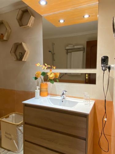 uma casa de banho com um lavatório e um espelho em Albaida Estepona em Estepona