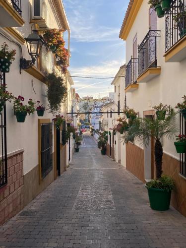 una calle vacía en una ciudad con edificios en Albaida Estepona, en Estepona