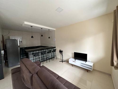 a living room with a couch and a television at Casa Duplex Iriri in Iriri