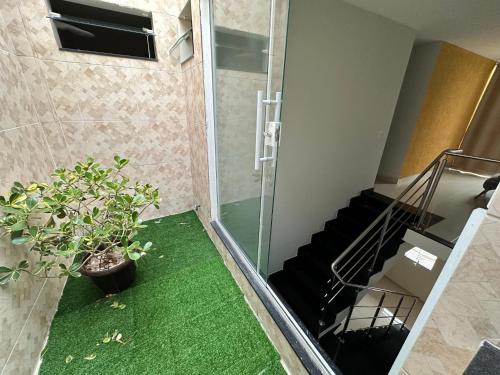 a room with a staircase and a green floor at Casa Duplex Iriri in Iriri