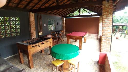 a kitchen with a stove and a table and chairs at Nosso Recanto Gaúcho Paraíso no interior Guaratinguetá Aparecida in Guaratinguetá