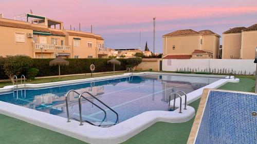 basen w środku budynku w obiekcie Holiday house Torrevieja w mieście Torrevieja