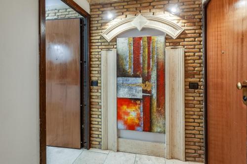 uma porta com um quadro numa parede de tijolos em Oliviero - Piazza Navona Apartment em Roma