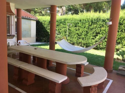 een hangmat op een veranda met een hangmat bij Tranquil apartment in Chiclana La Barrosa in Chiclana de la Frontera