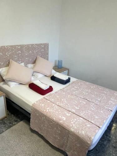 een slaapkamer met een groot bed met 2 kussens bij Tranquil apartment in Chiclana La Barrosa in Chiclana de la Frontera