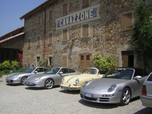 a group of cars parked in front of a building at Agriturismo Cavazzone in Regnano