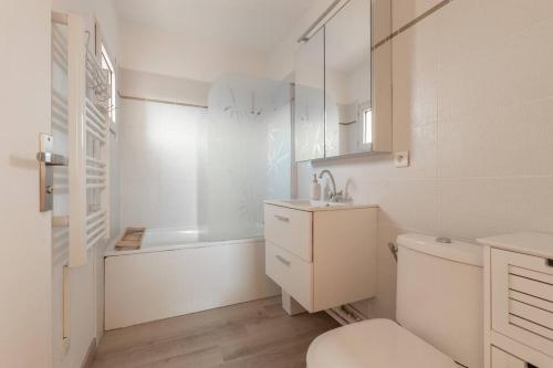 Kúpeľňa v ubytovaní Joli loft équipé, tennis, piscine