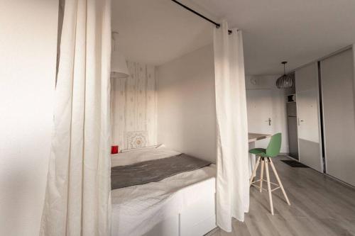 Posteľ alebo postele v izbe v ubytovaní Joli loft équipé, tennis, piscine