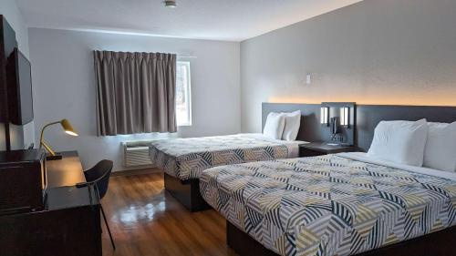 um quarto de hotel com duas camas e uma televisão em Motel 6-Framingham, MA - Boston West em Framingham