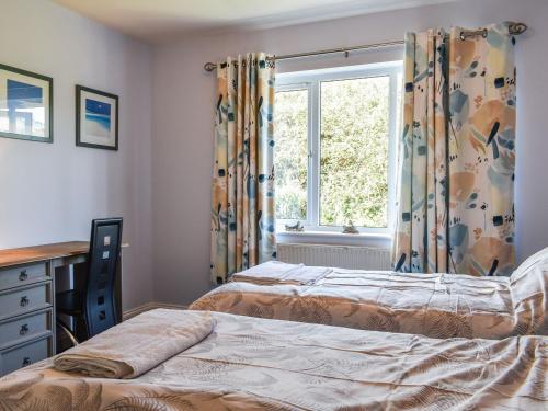 um quarto com 2 camas e uma janela em Apartment 15 Harvest Moon em Newquay