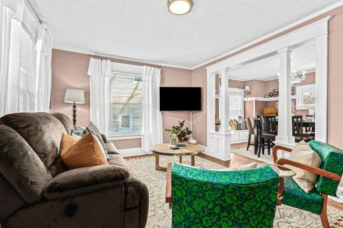 Televisyen dan/atau pusat hiburan di Eclectic Bungalow in the Heart of Royal Oak