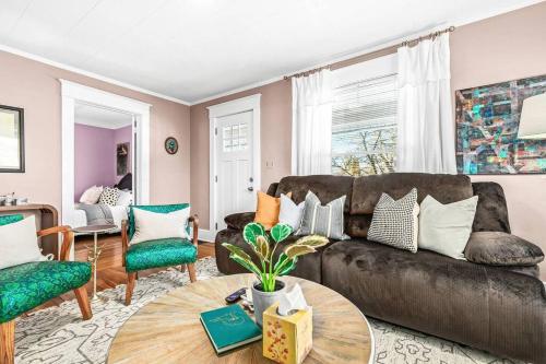 Ruang duduk di Eclectic Bungalow in the Heart of Royal Oak