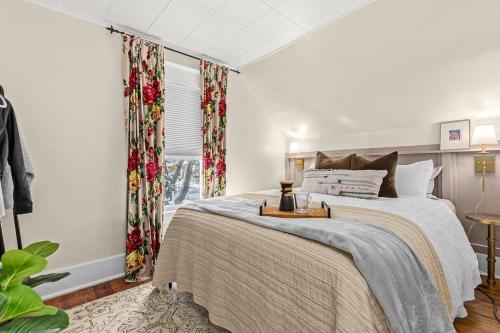 Легло или легла в стая в Eclectic Bungalow in the Heart of Royal Oak