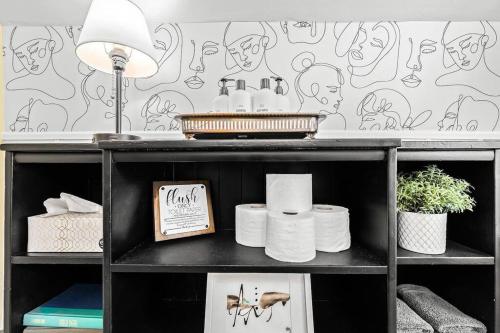 Gambar di galeri bagi Eclectic Bungalow in the Heart of Royal Oak di Royal Oak