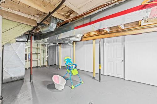 Pusat kecergasan dan/atau kemudahan kecergasan di Eclectic Bungalow in the Heart of Royal Oak