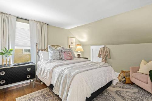 Katil atau katil-katil dalam bilik di Eclectic Bungalow in the Heart of Royal Oak