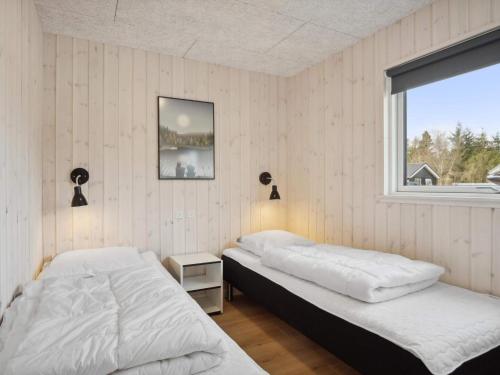 Nørre NebelにあるLuxury Retreat with Pool - By Traum Ferienwohnungenの窓のある部屋にベッドが2つある