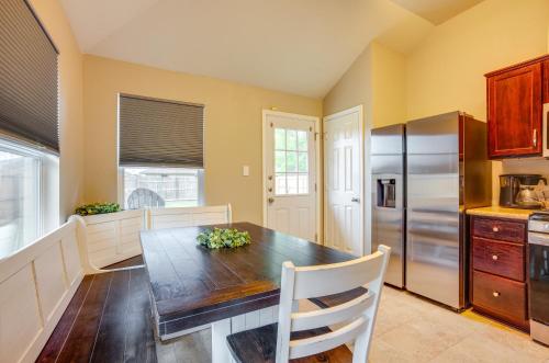 Una cocina o cocineta en Pet-Friendly Texas Retreat with Fenced-In Yard!