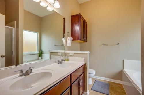 Un baño de Pet-Friendly Texas Retreat with Fenced-In Yard!