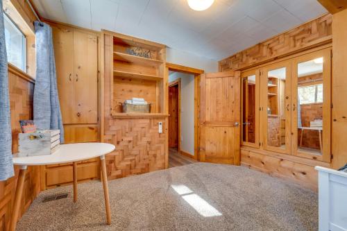 Graeagle的住宿－Graeagle Vacation Rental Cabin with Game Room!，一间厨房,内设木墙和桌子