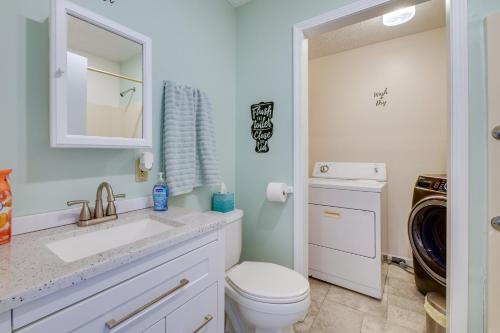 uma casa de banho com um lavatório e uma máquina de lavar e secar roupa em Shiloh Vacation Rental with 2 Screened Porches! em Shiloh