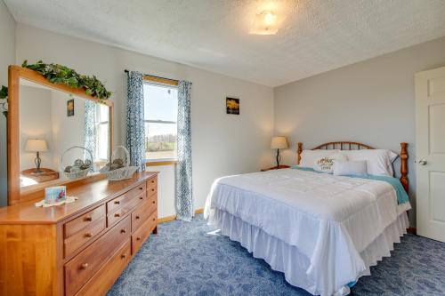 um quarto com uma cama, uma cómoda e uma janela em Shiloh Vacation Rental with 2 Screened Porches! em Shiloh