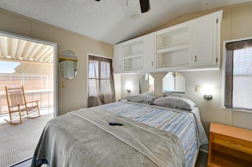 Tempat tidur dalam kamar di Pet-Friendly Vacation Rental in Yuma with Grill!