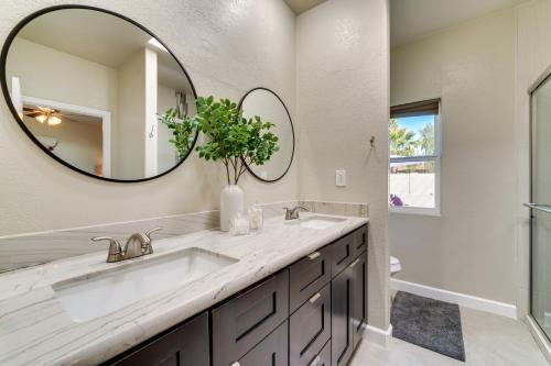 La salle de bains est pourvue d'un lavabo et d'un miroir. dans l'établissement Chandler Home with Pool, Putting Green and Game Room!, à Chandler