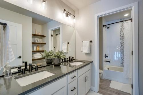 une salle de bain avec deux lavabos et un grand miroir dans l'établissement Family-Friendly Townhome about 2 Mi to Windsor Lake!, à Windsor