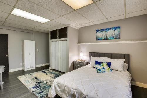 Кровать или кровати в номере Portland Vacation Rental about 11 Miles to Downtown