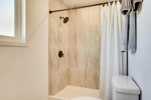 La salle de bains est pourvue d'un rideau de douche et de toilettes. dans l'établissement Charming Home with Patio - 2 Mi to Lake Havasu!, à Lake Havasu City
