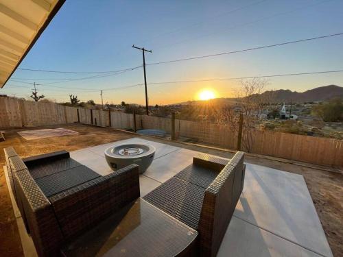Mtn views, fire pit, cowboy pool close to JTNP!